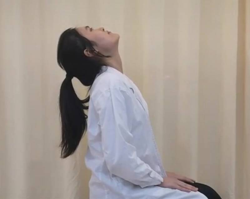 合拢嘴巴2. 头向后仰,望天花板1.