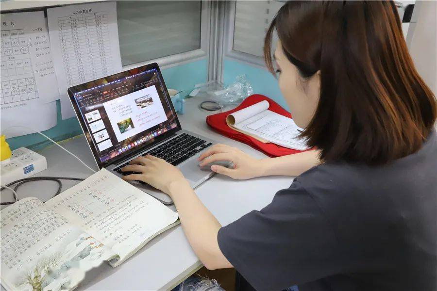 每位老师伏案备课的身影都是最美的画面六课堂教学展风采为了把知识