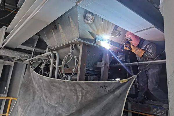 检修一线电石厂石灰窑车间2麦尔兹窑检修工作圆满完成
