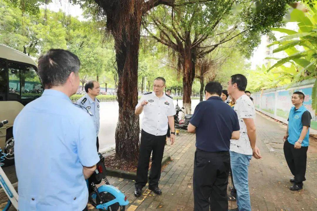 9月8日上午,副市长,市公安局局长黄果深入茂南城区文明交通劝导站