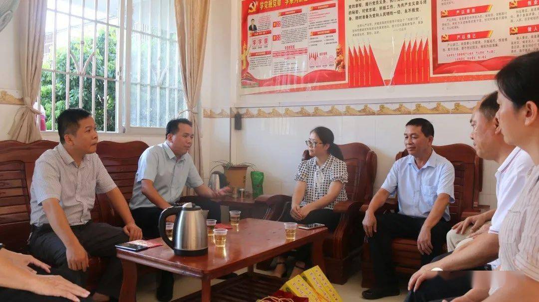 9月10日,市领导陈文强到马路镇开展教师慰问活动.