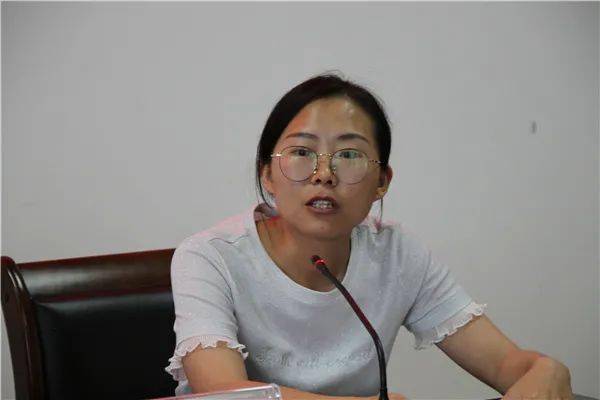 思晗在座谈中向与会教师分享了自己的成长经历,郑莹老师勉励新教师们