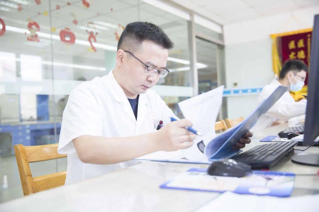 请您关注手持仁术胸怀仁心专访东方总院神经外科副主任吴鹏