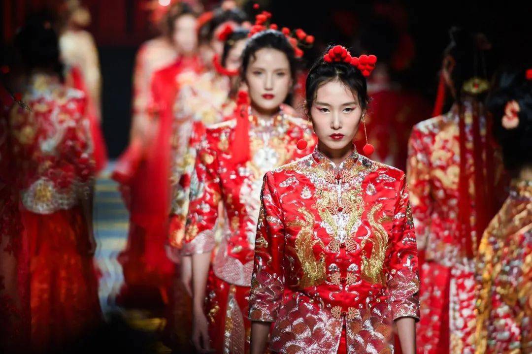 美翻| 花都非遗"钉金绣裙褂"亮相2020广东时装周!现场大片来了