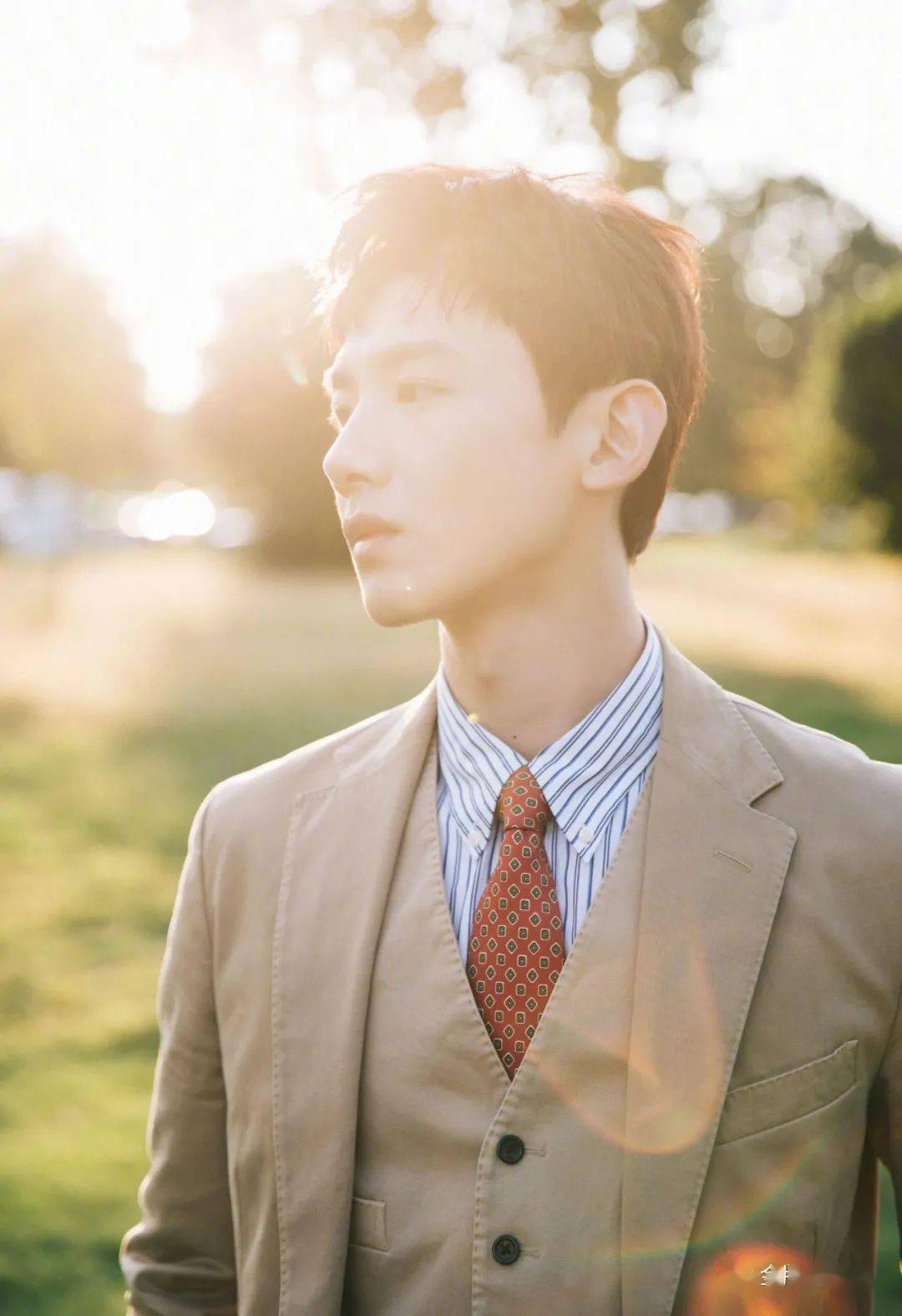 白敬亭的经纪人苏玮明曾是真人秀导演,对于节目的选择有一定的经验.