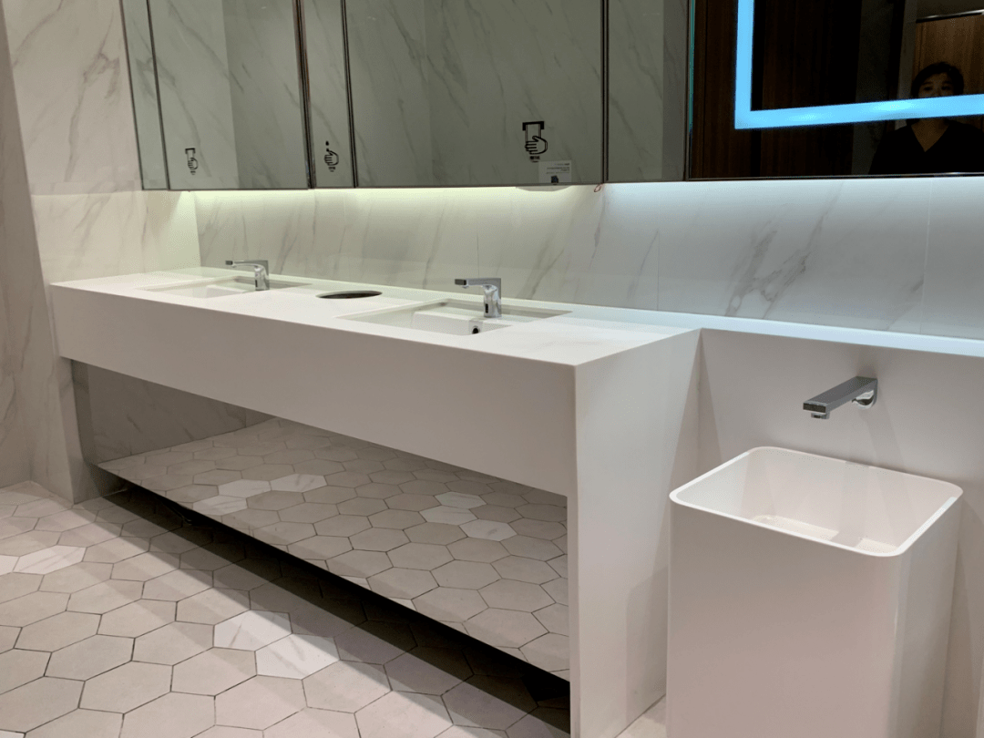 家庭洗手间为了给宝宝和家长都提供便利上滨还设立了家庭洗手间配备