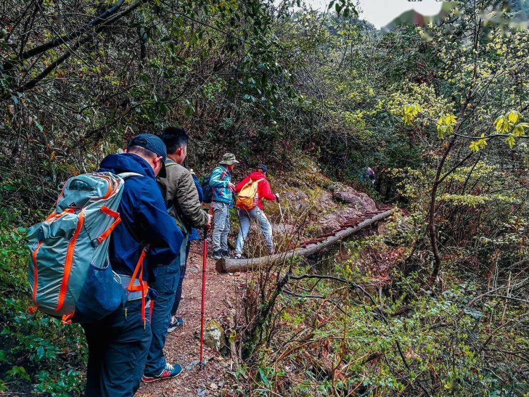 蓝天下户外勇者征途1056轻装徒步清凉峰环线登顶浙西之巅无限风光在