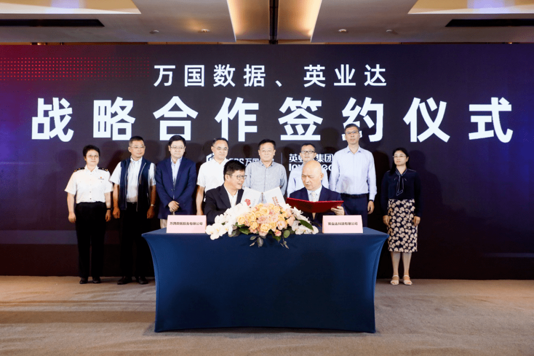 上海市国际贸易促进委员会会长周敏浩,闵行区副区长汪向阳,临港集团副