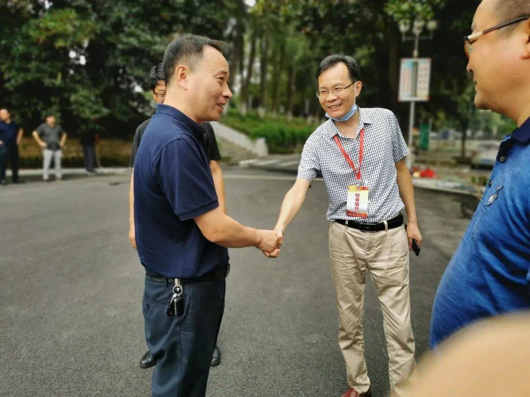 城街道黨工委書記楊超帶隊,到轄區楊守敬幼兒園,外國語學校,陸城一中