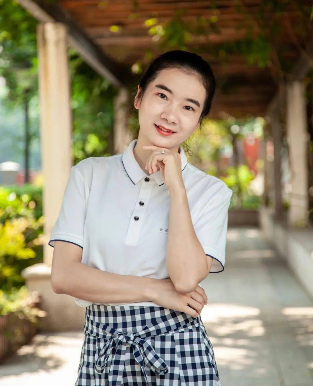 第185期谱写无悔师魂收获满园春色感动二小十佳教师颁奖词