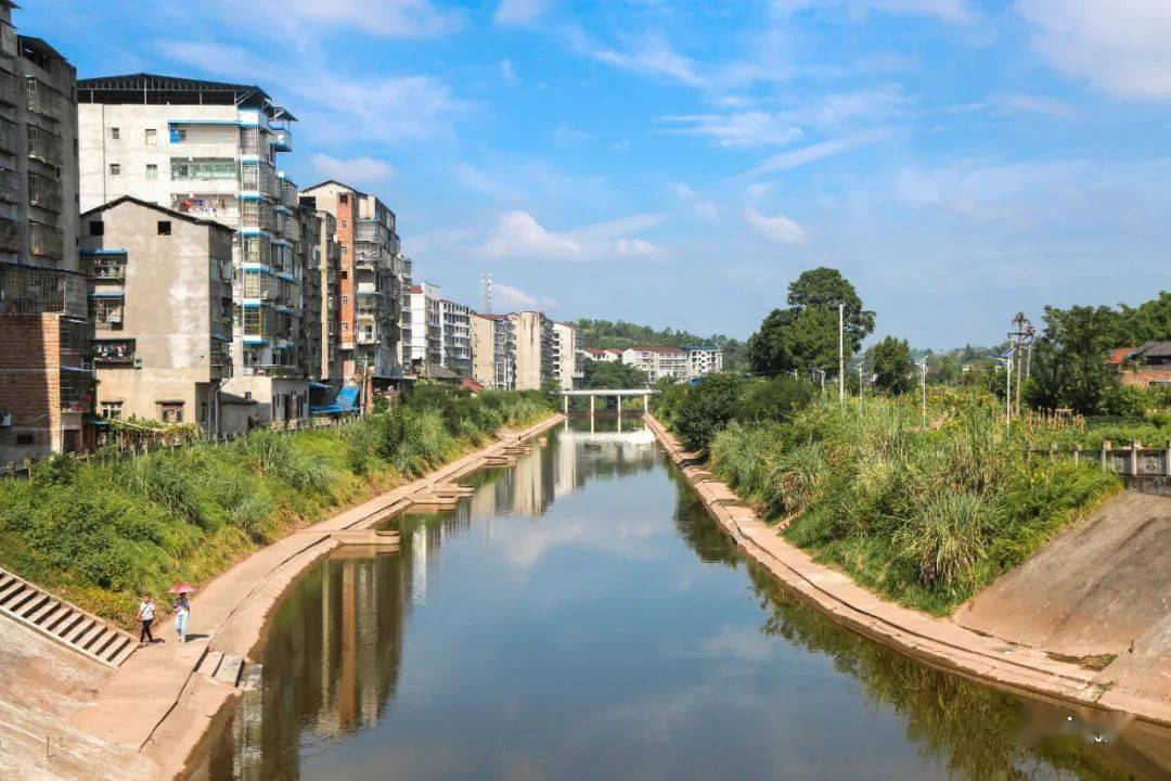 休闲散步的重要场所安装完毕了太阳能路灯武胜县赛马镇走马河滨江路的