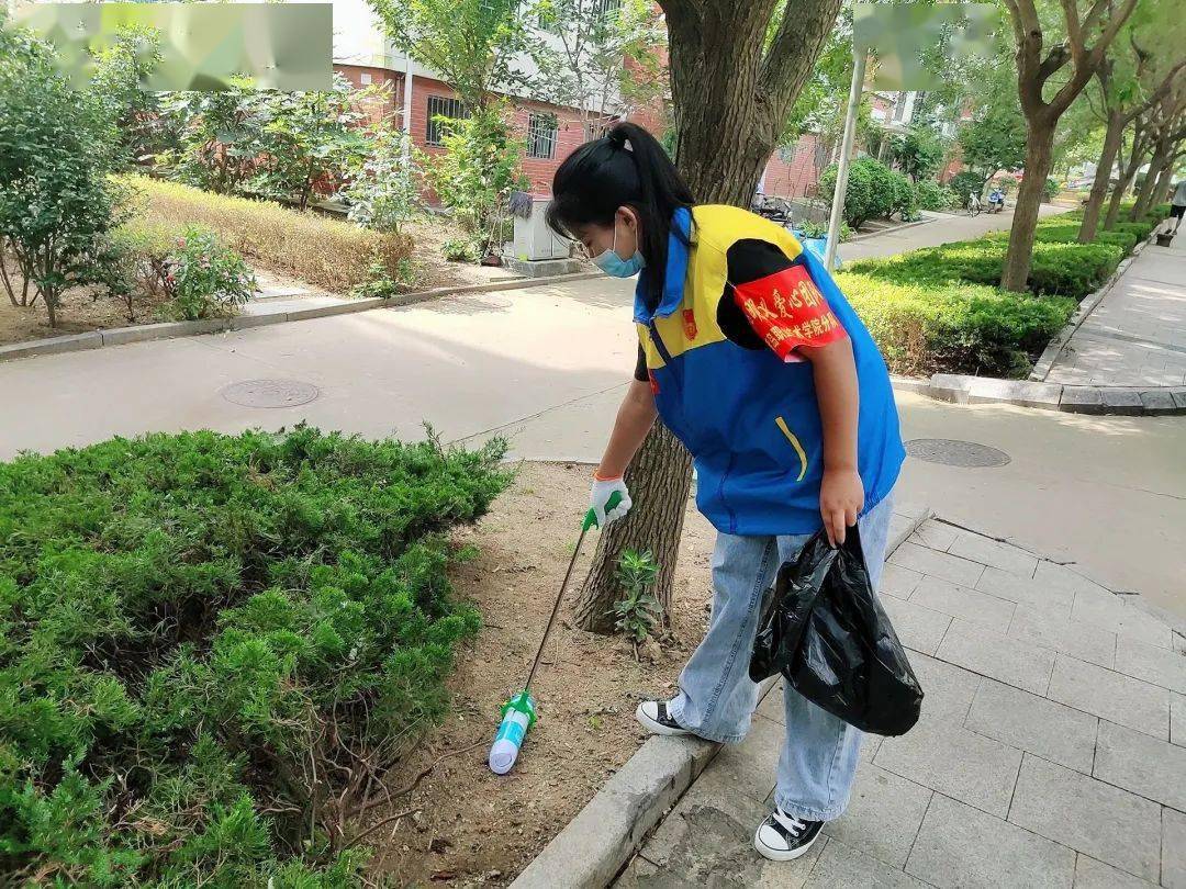 郭明义爱心团队青岛职业技术学院分队60名大学生志愿者在西海岸新区齐