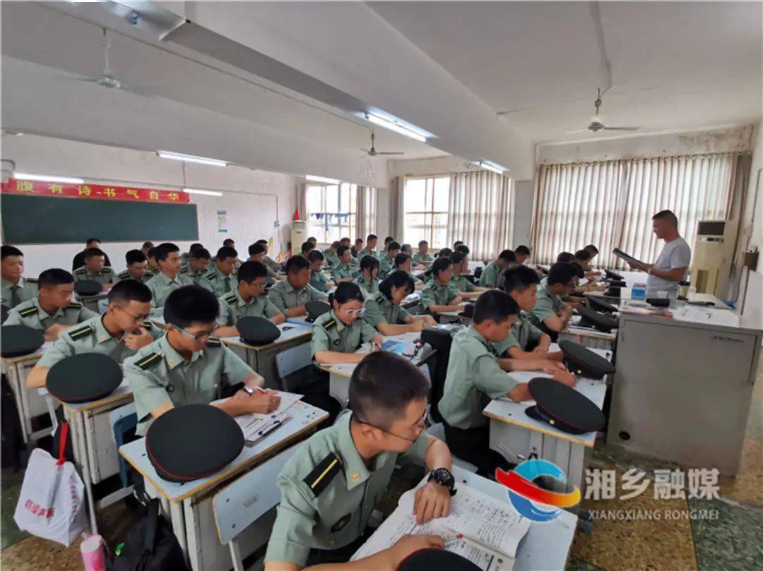 湘乡一中组建国防班.园丁励志栽桃李,伯乐诚心育英才.