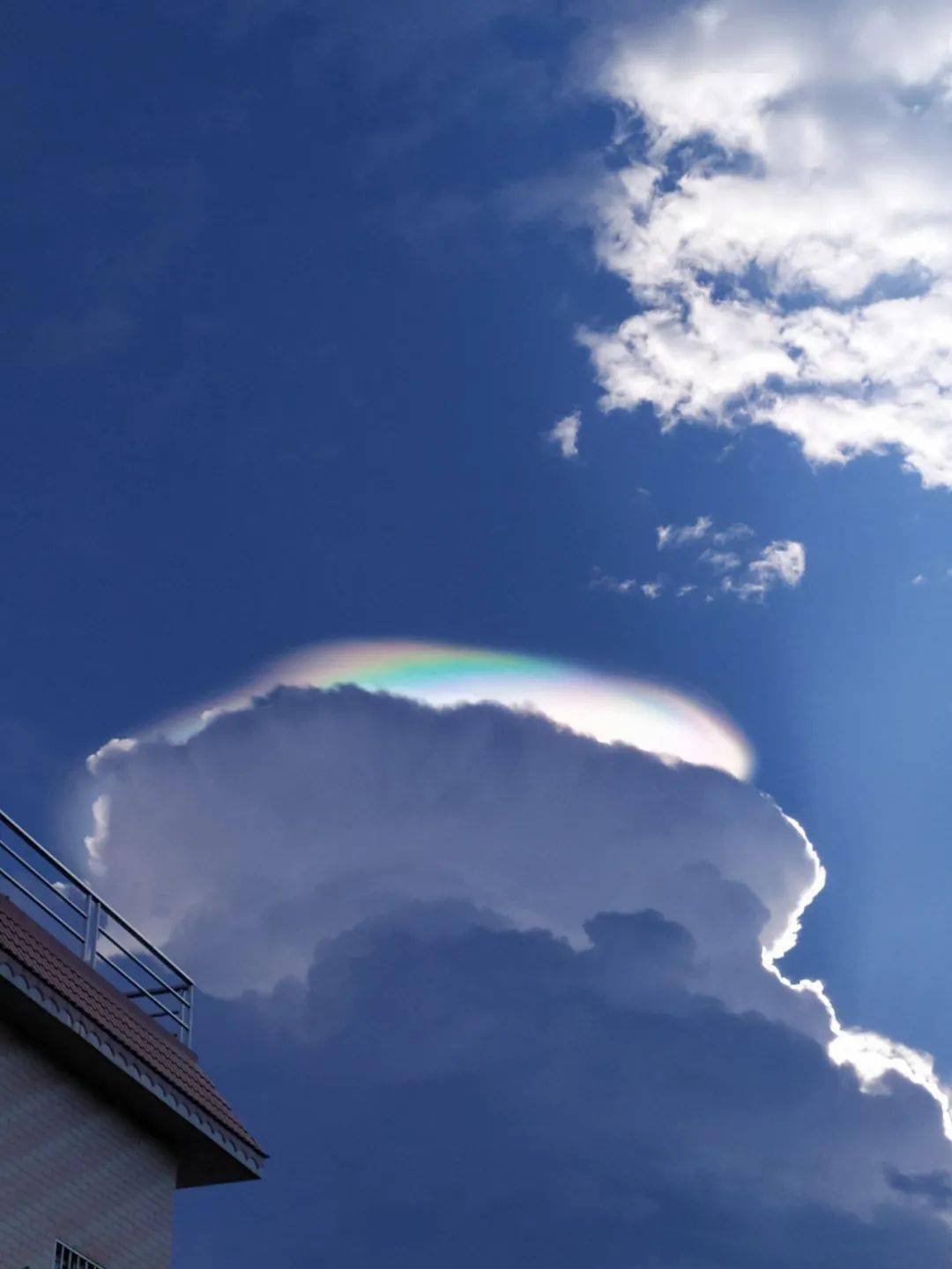 云浮前锋天空出现七彩祥云老人都话没见过