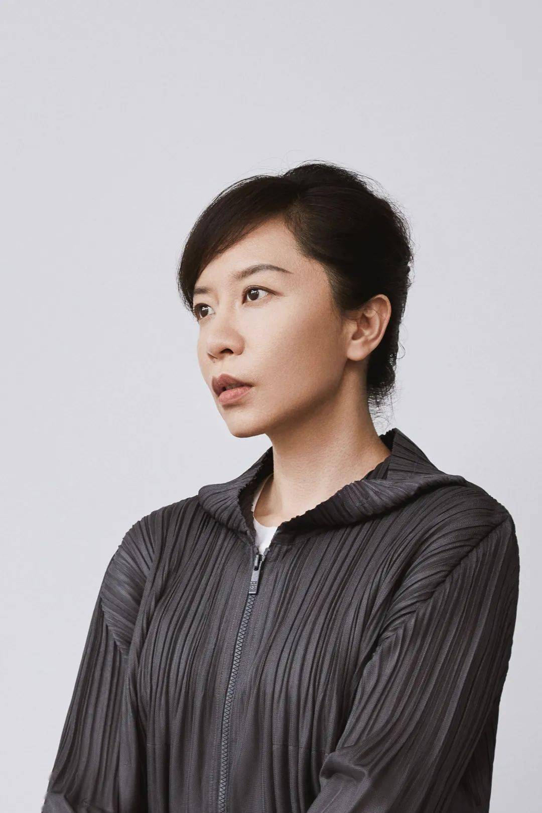 梁远苇:这幅画作是受到迪奥1949年的经典礼服裙"迪奥小姐"的启发,画的