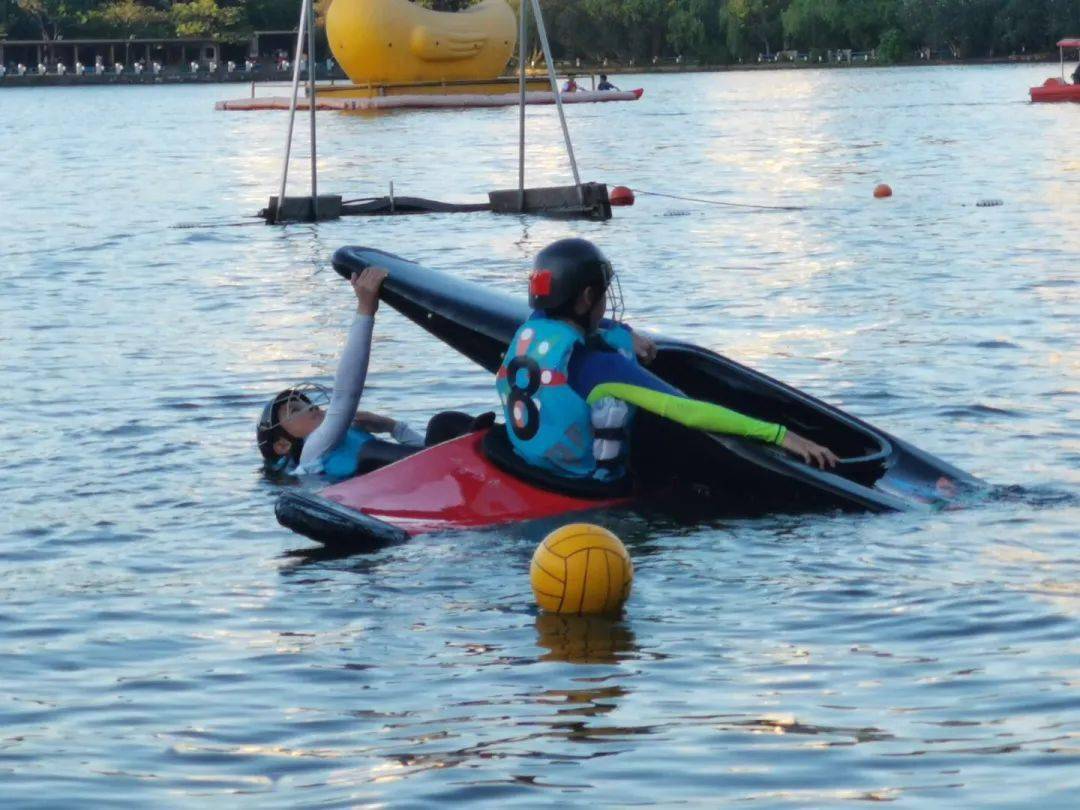 皮艇球运动已有100多年历史,也叫独木舟水球,轻艇水球(canoe polo)在