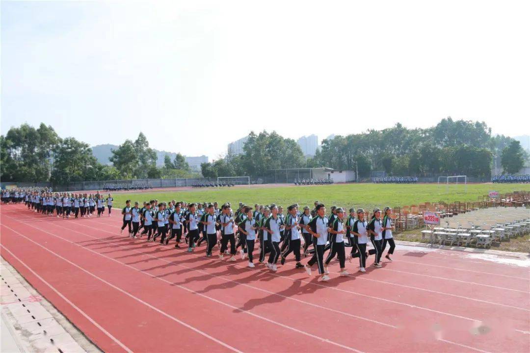 震撼隆安县第三中学2020年秋季学期新生军训会操暨家长会现场