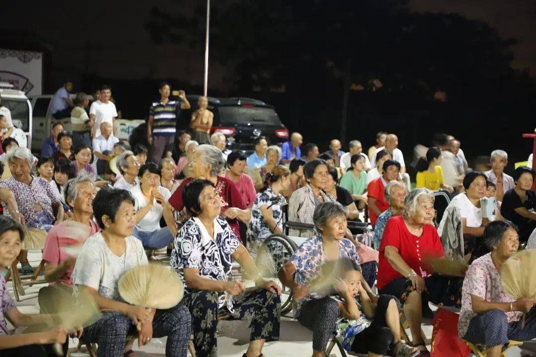 男女老少笑开颜巨野人家门口的戏曲大餐太丰盛了