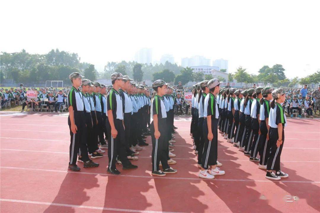 震撼!隆安县第三中学2020年秋季学期新生军训会操暨家长会现场