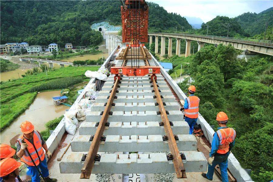 渝懷鐵路增建二線石子壩至秀山段順利實現軌通