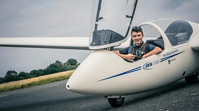 英国最年轻的合格飞行员uks youngest qualified pilot