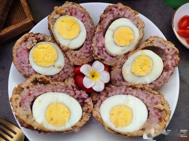 里面还藏着一个鸡蛋,一口下去口感超丰富.