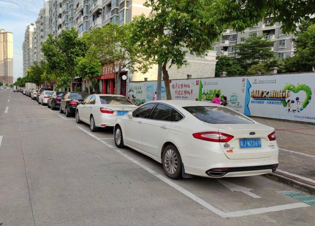 注意:车辆应按照地面导向箭头顺向停放在停车位内,要保证所停放车辆