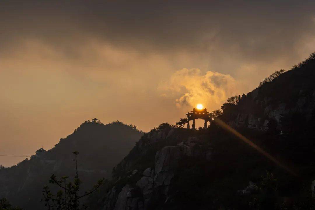 泰山晚霞穿云破雾染长空