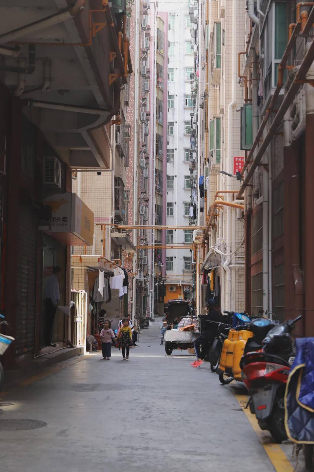 深圳富人区的穷人住1500万的房子拿4000工资