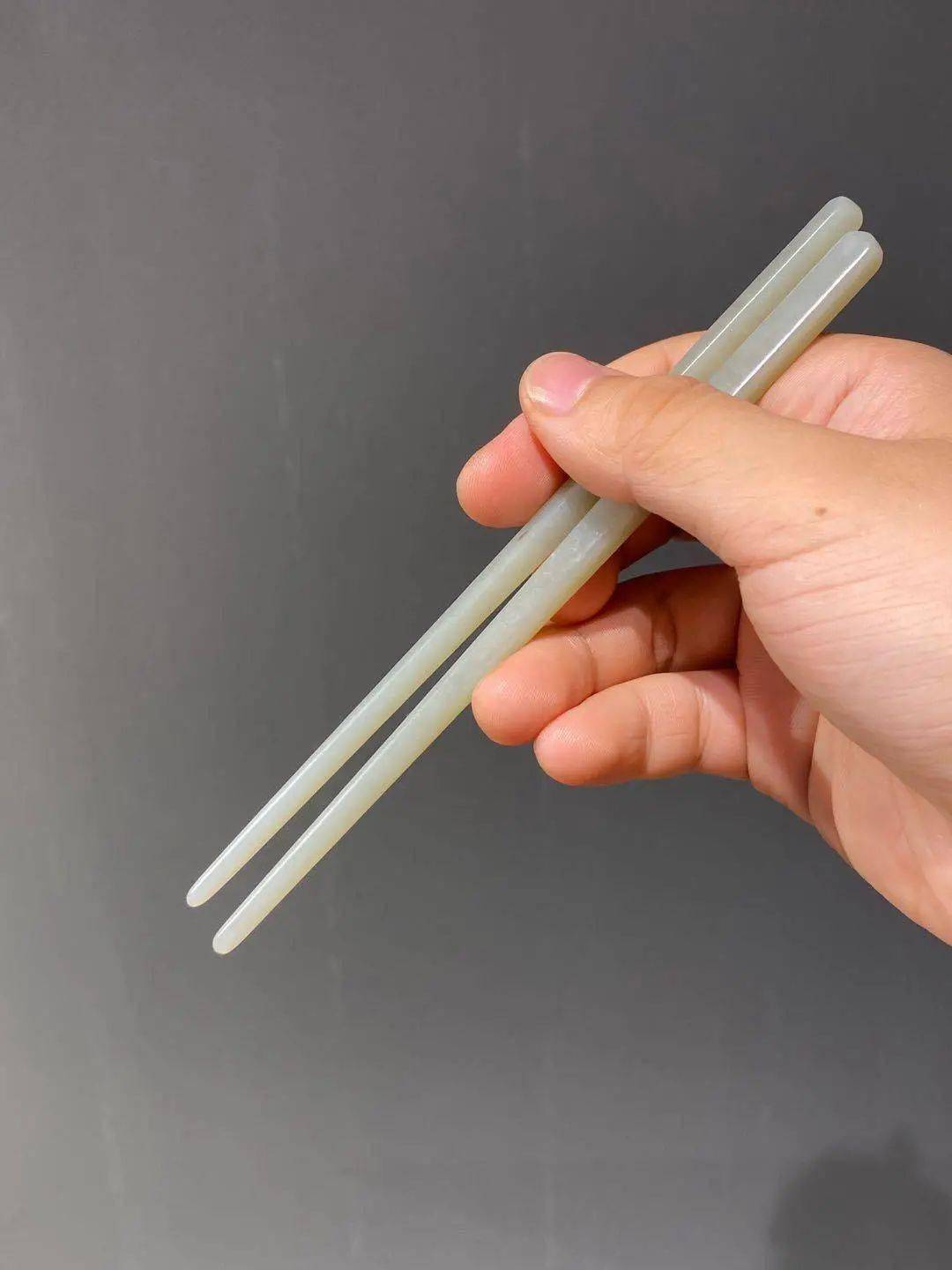 4克此双白玉雕筷子基本保存完好无损,表面包浆温润细腻.