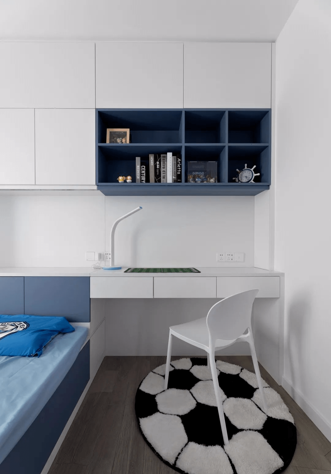 定制榻榻米集书桌于一体,吊柜局部设计开放格,充当书柜功能▲ 主卧