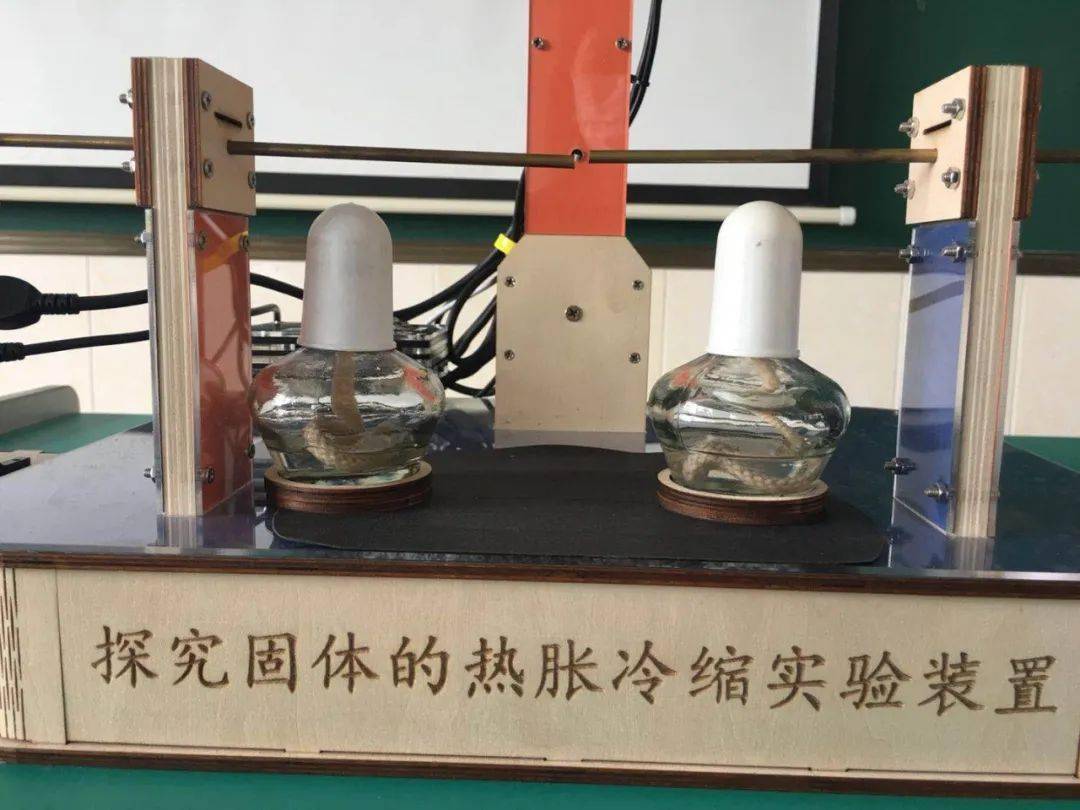 "当我们在对这个金属进行加热的时候,这个金属因为热胀冷缩的性质,它