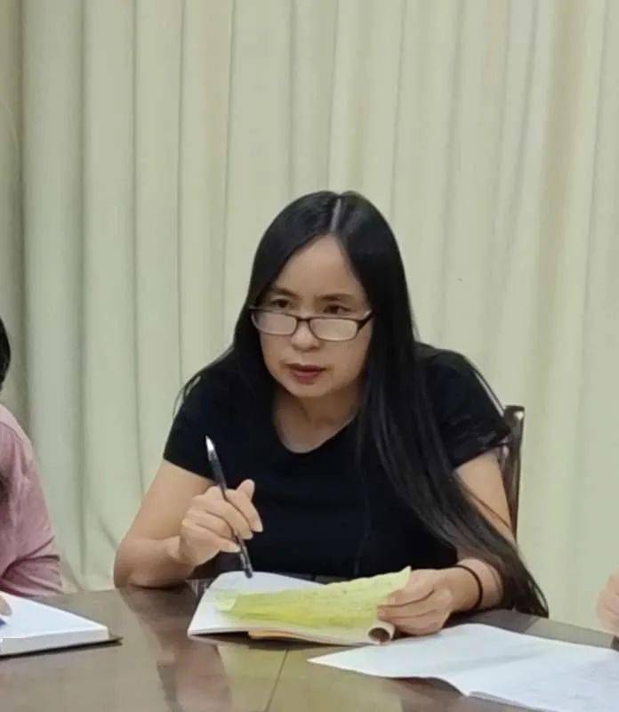 副校长刘晓春作了动员报告,并就毕业班的教育教学情况进行了分析,指出