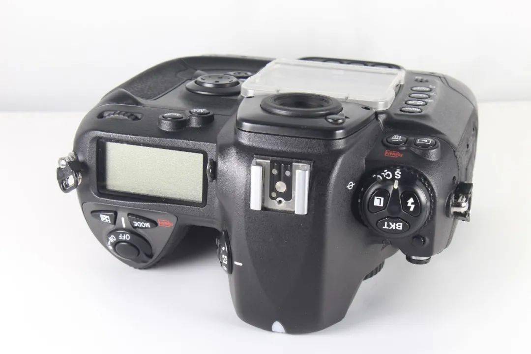 成色97新 2100元18,尼康18-200 二代 vr 成色99新 1400元19,尼康sb