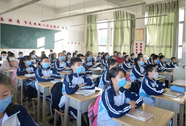 在此,特向取得优异成绩的小板桥中学学子致以热烈的祝贺;向辛勤付出的