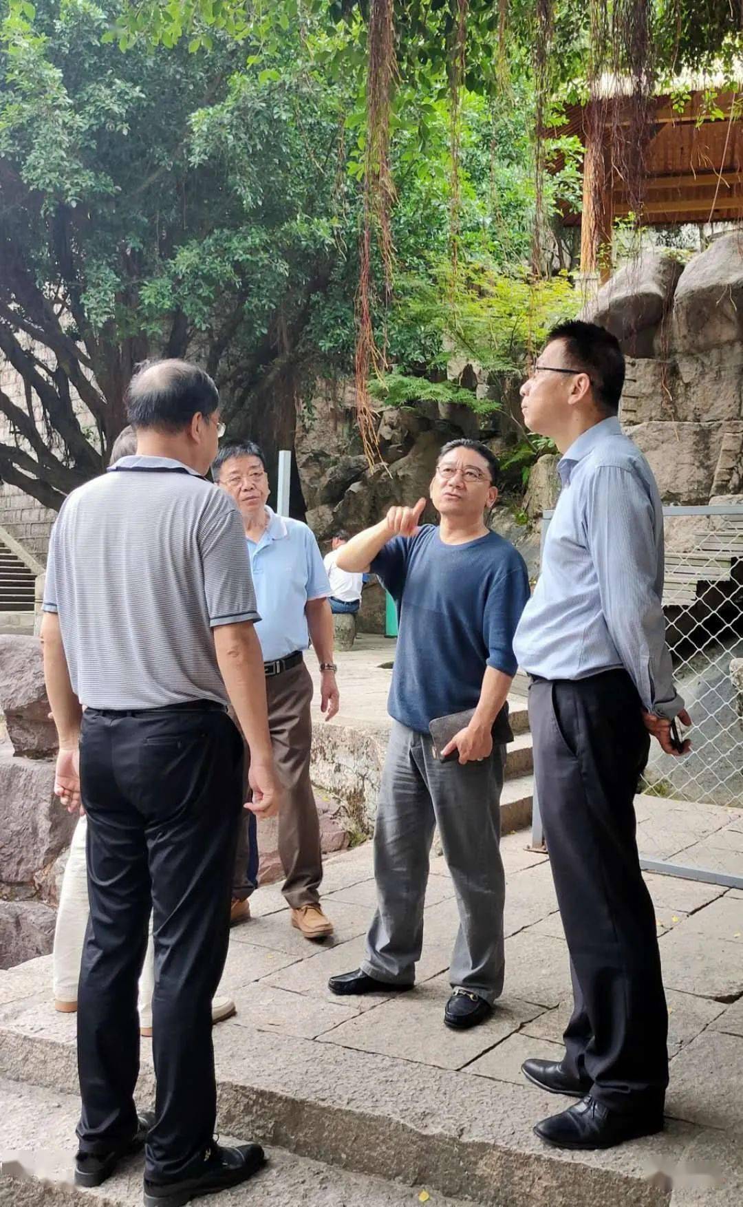 与自宁德赴温州的深圳投行资管中心的总裁付林清在温州高铁站会合