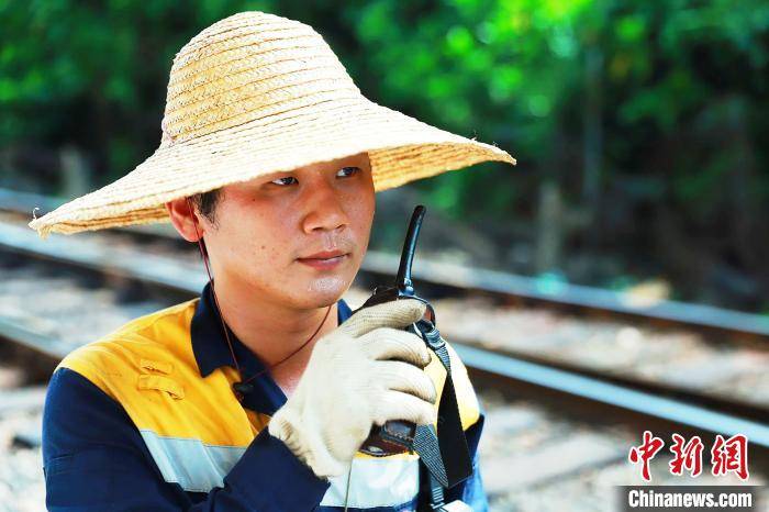 东莞站石龙一场调四班的调车长沈浩斌.广铁集团刘钰杰供图