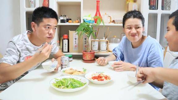 午饭2凉一热芹菜炝大虾肉焖豆腐一家三口吃饭聊天真欢乐