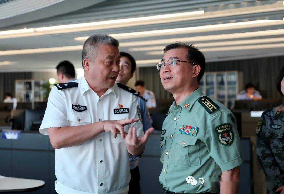 参观情指联勤中心交流下一步工作签约仪式结束后,在江干区公安分局余