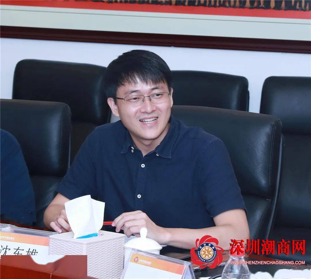 有限公司董事长李觉群(右)汕头市富苑饮食有限公司董事长吴镇城(左)