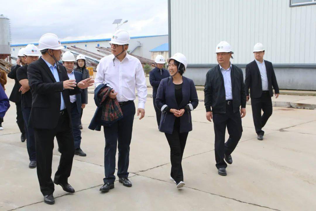 孙豹一行在中粮贸易(绥滨)农业发展有限公司大米部详细了解粮食收购