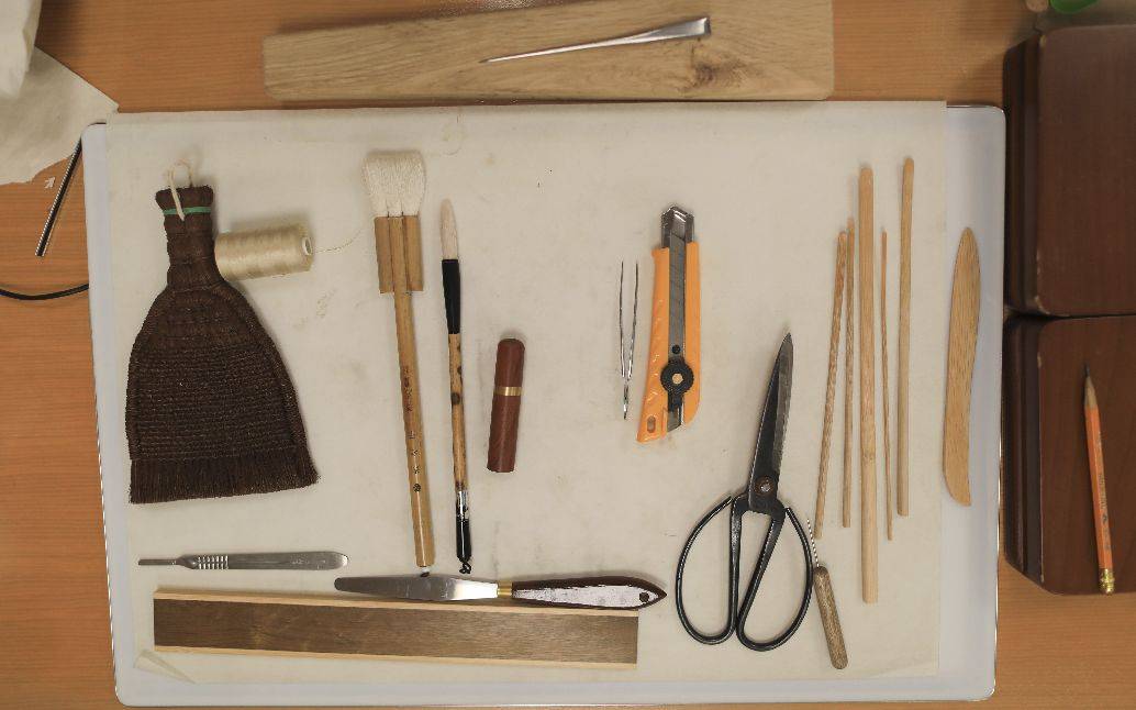 杜伟生的工作台,桌上摆放的是他修复古籍的工具.