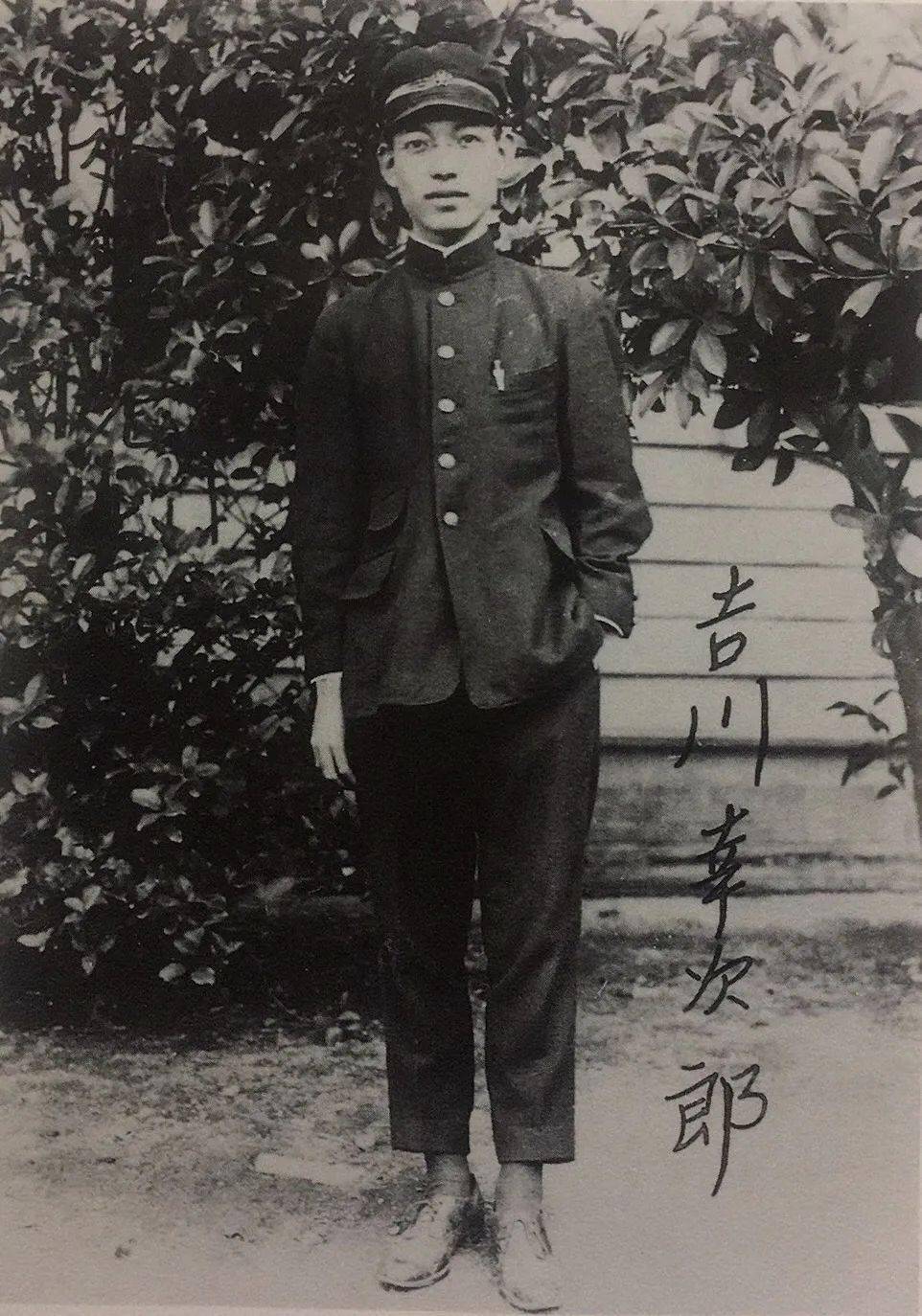 吉川幸次郎吉川在北京上学期间,最喜欢逛书店,甚至与书店老板成为朋友