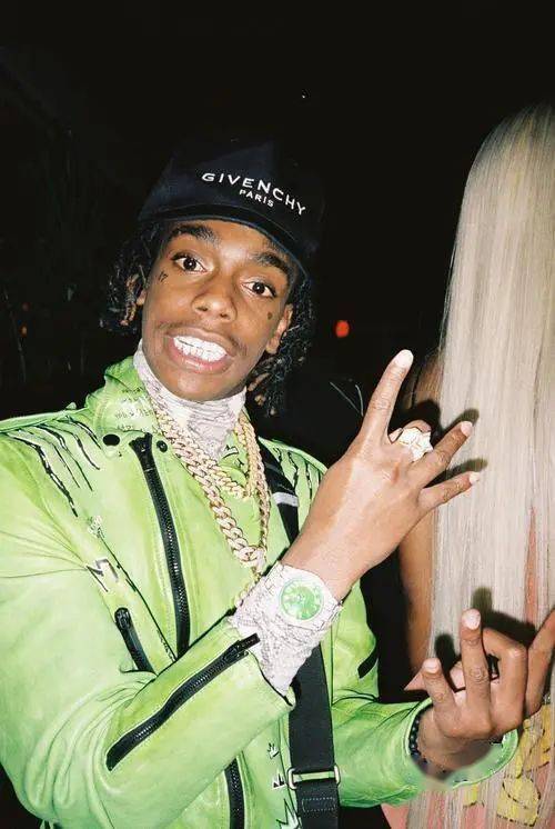 他在巡回演出的工作令他在途中遇到超级制作人 benny blanco,他为