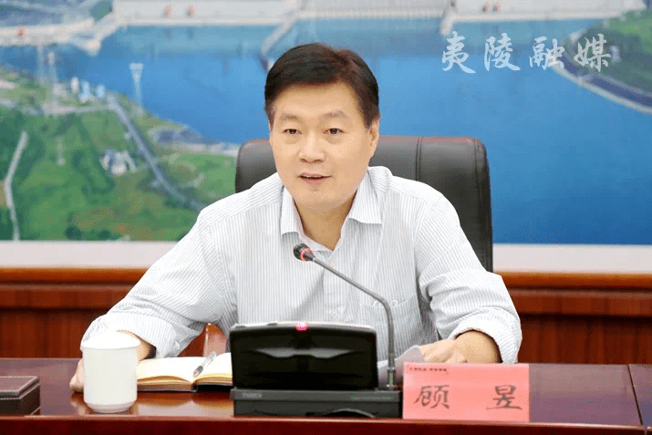 在双方领导的共同见证下,夷陵区委副书记,区长邓玉华与宜昌市第一人民