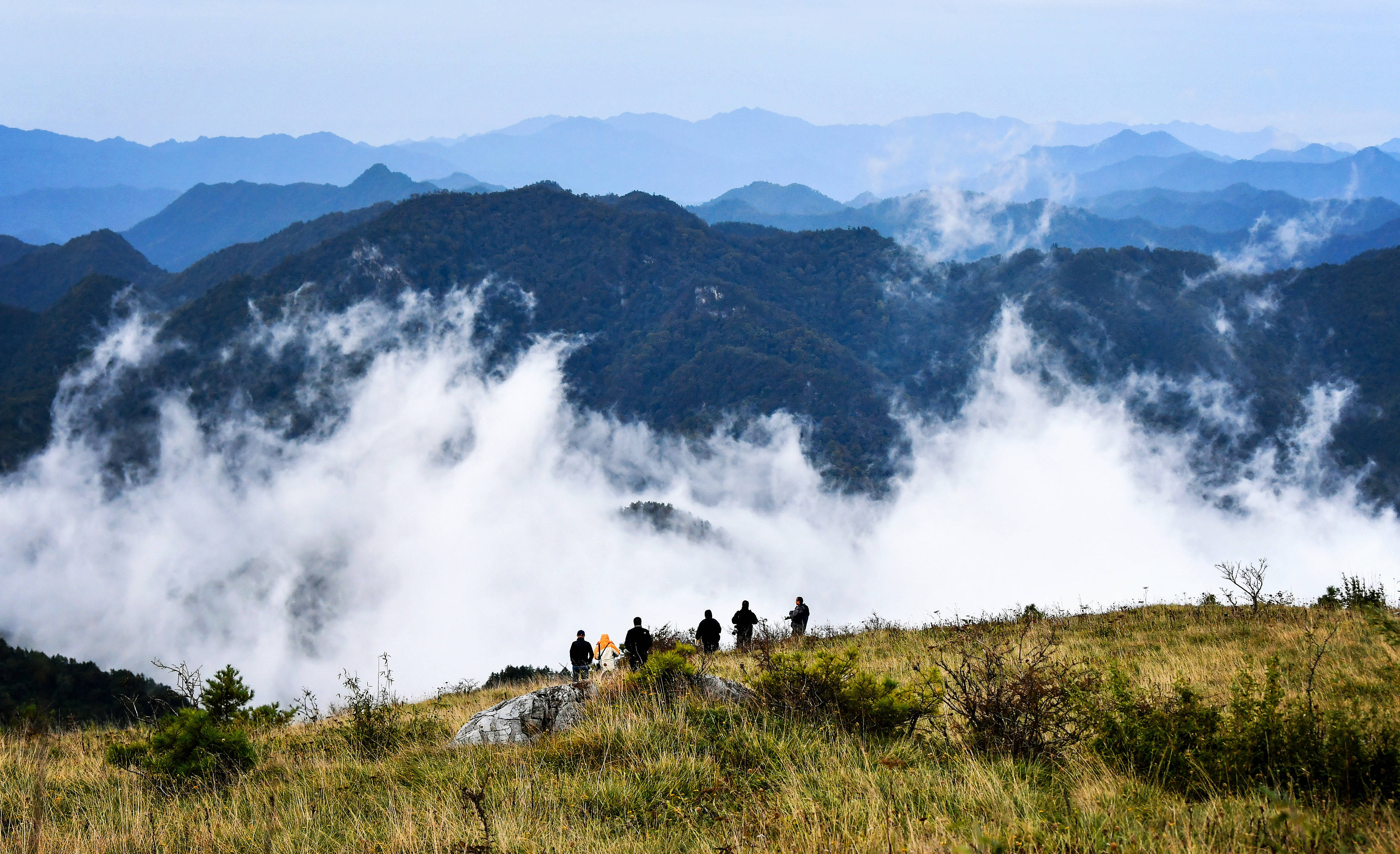 云起峰峦间紫柏山如画