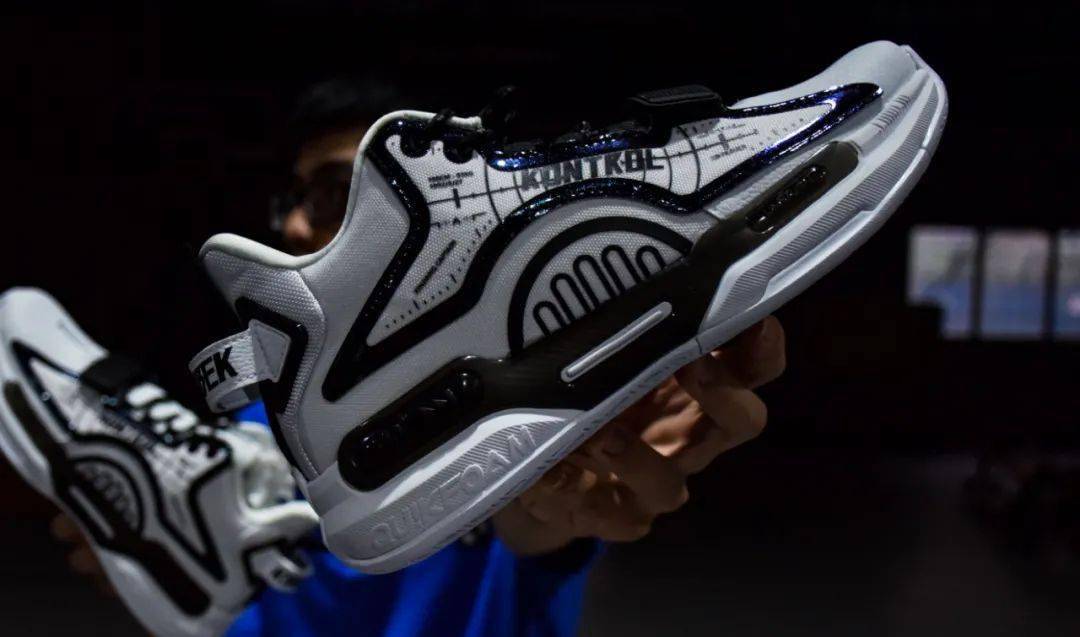 第一个拥有个人签名鞋的cba球员可兰白克一代这配置什么水平