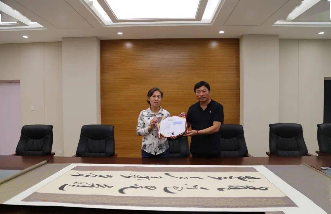 捐赠个人书法作品,区档案馆馆长陈玲为青格乐图老师颁发捐赠荣誉证书