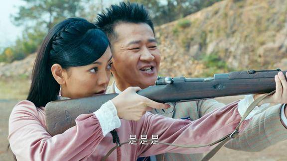 觉醒:小北风教大小姐打枪,故意揩她的油,大姐居然看不下去了!