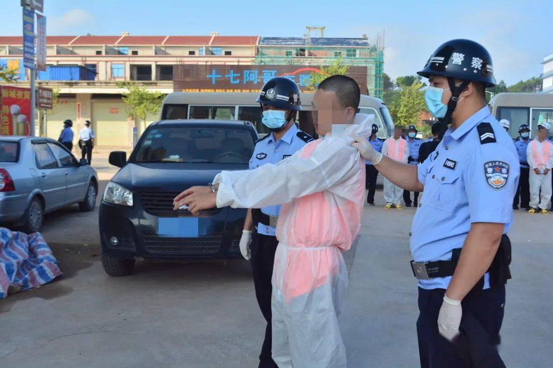 大单!横县警方押解一10人抢劫团伙,进行现场指认